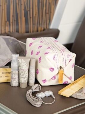 Sig Zane x Hawaiian Airlines 🌺 Cosmetic Travel Amenity Kit